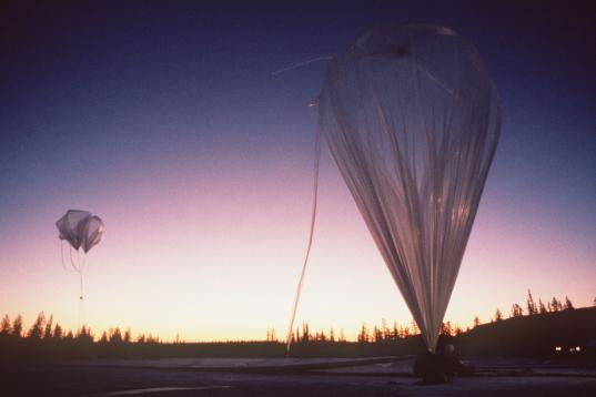 Messballon zur Beobachtung des Ozonlochs am nördlichen Polarkreis, Juni 1988
