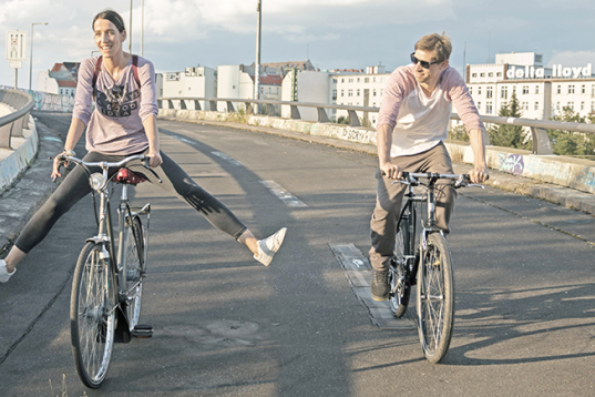 Zwei Fahrradfahrer in Berlin