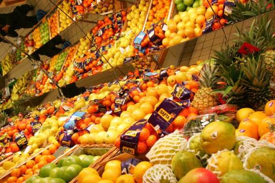 Supermarktregal mit Obst