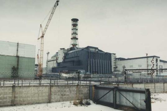 Der Sarkophag um Reaktorblock 4 des AKW Tschornobyl 15.11.94