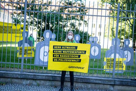 Gegen die Lieferung deutscher Pistolen und Handfeuerwaffen in die USA protestieren Aktivistinnen und Aktivisten von Greenpeace vor dem Bundeswirtschaftsministerium.