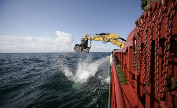 Greenpeace baut von Schiffen aus eine Steinmauer gegen die zerstörerische Fischerei in einem Meeresschutzgebiet vor Sylt. An Bord ist ein Transparent zu lesen: "Meeresschutzgebiete - schützt sie jetzt!". 