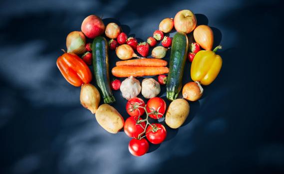 Herz aus saisonalem Obst und Gemüse