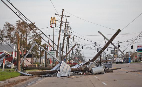 Umgestürzte Stromleitungen in der Nähe von Lake Charles vier Tage nach dem Eintreffen von Hurrikan Laura. Laura war einer der stärksten Hurrikane, die jemals in den USA gewütet haben. Er zog über Louisiana hinweg, riss Dächer ab und tötete mindestens sechs Menschen.