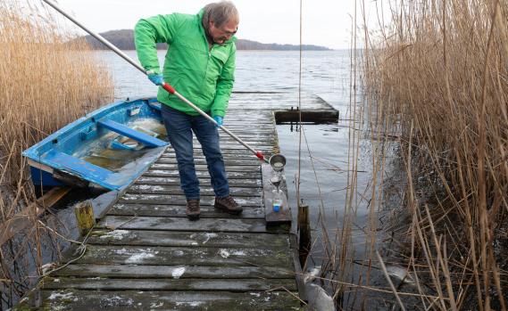 Greenpeace Chemieexperte nimmt Wasserproben um das Fischsterben auf Rügen zu untersuchen