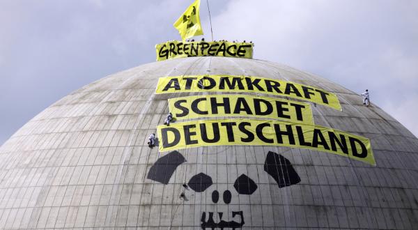 22.06.2009: Greenpeace-Aktivisten klettern auf die Kuppel des AKW Unterweser und fordern die sofortige Stilllegung des Reaktors. Dieser ist derzeit nicht ausreichend gegen einen Flugzeugabsturz oder einen terroristischen Anschlag aus der Luft geschützt.