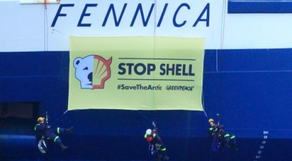 Greenpeace-Aktivisten mit Banner an Shell-Eisbrecher Fennica