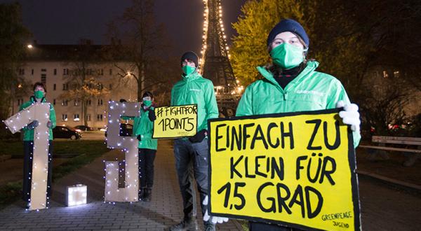 Jugendliche mit "Zu klein für 1,5 Grad" vor Berliner Eifeltürmchen