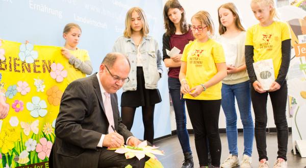 Greenpeace-Kids übergeben Landwirtschaftsminister Christian Schmidt 26.000 Bienenretter-Unterschriften