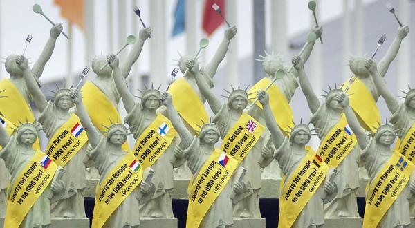 Greenpeace-Aktivisten stellen vor dem Europa-Rat 25 Freiheitsstatuen mit Gabeln und Löffeln auf, die Schärpen mit dem Slogan tragen: "Liberty for Europe to be GMO-free!". Die EU-Umweltminister beraten über die Risiken von Gen-Nahrung. 2006