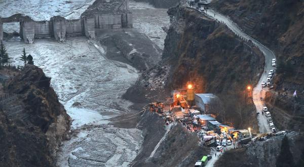 Zerstörtes Wasserkraftwerk nach Gletscherabbruch