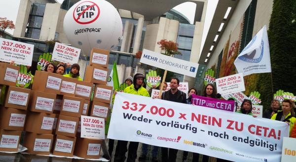 Greenpeace und weiter Organisationen übergeben 337.000 Unterschriften gegen CETA an Sigmar Gabriel
