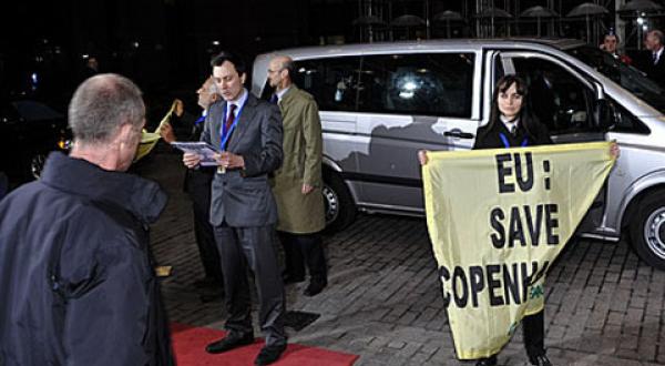 Greenpeace-Aktivistin vor dem Eingang zum Ministerratsgebäude