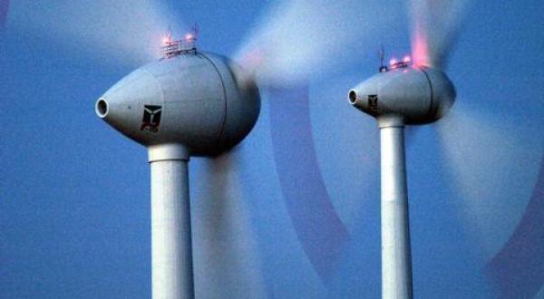 Windenergie in Sachsen-Anhalt. Weltgrößte Windkraftanlage Typ E 112 der Firma Enercon GmbH (4,5 Megawatt). Die Rotorspitze ist 37 Meter höher als der Kölner Dom / Durchmesser 112 Meter. 