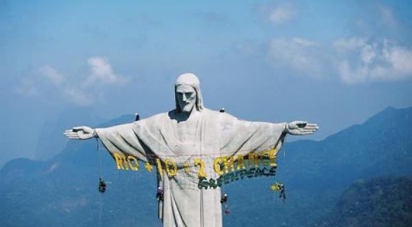 Greenpeace-Aktivisten hängen Banner "Rio +10 = 2. Chance" an Jesus-Statue auf dem Zuckerhut in Rio de Janeiro, 2002.