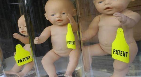 Greenpeace-Aktivisten demonstrieren vor dem Bundesjustizministerium gegen Patent auf das Klonen menschlicher Embryonen. Vor dem Eingang haben sie ein etwa vier Meter hohes Regal mit 20 großen Reagenzgläsern mit Baby-Puppen errichtet.