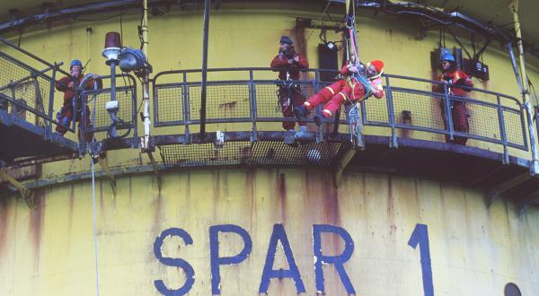 Greenpeace-Aktivisten erklettern die Shell-Ölplattform "Brent Spar", um die Versenkung der Bohrinsel in der Nordsee zu verhindern. 