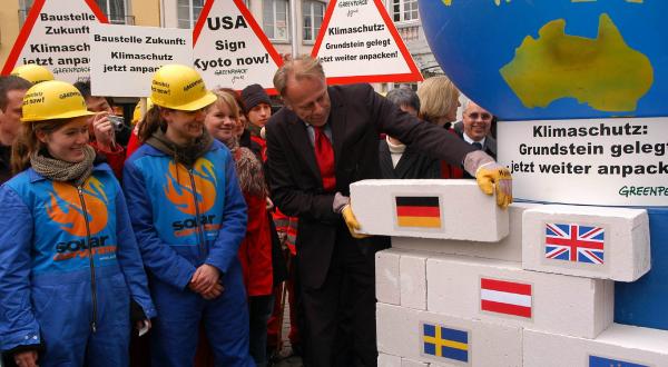 Greenpeace-Jugendliche mit dem damailgen Umweltminister Trittin am Tag der Ratifizierung des Kyoto-Protokolls, Februar 2005.