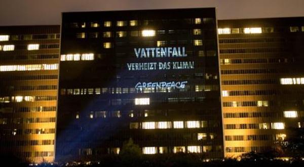 13.03.2008, Vattenfall-Zentrale, Hamburg - Aus Protest gegen die Baugenehmigung projezieren Greenpeace Aktivisten  zum Thema Kohlekraftwerk Moorburg und Klimawandel an die Zentrale von Vattenfall Europe in Hamburg. "Vattenfall verheizt das Klima"