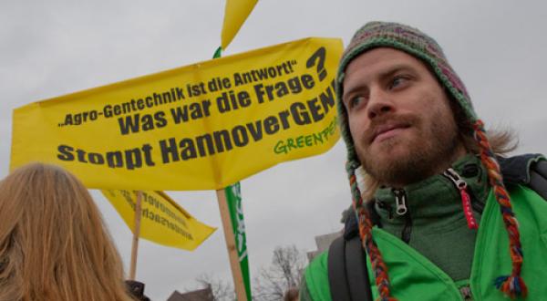 Protest mit Banner gegen HannoverGEN.