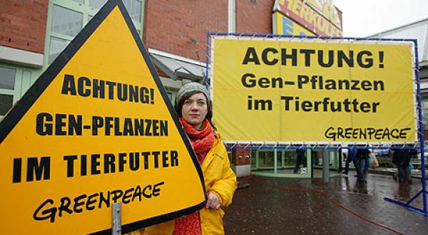 Gruppenaktionstag gegen Gen-Futter bei Landliebe in Marburg