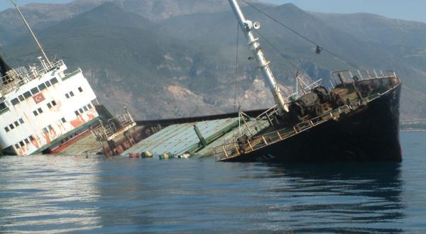 Das Schiff MV Ulla sinkt mit Giftmüll beladen