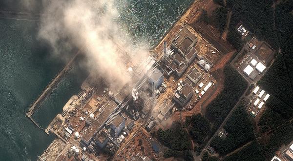 Ein Satellitenbild zeigt die Schäden am Kernkraftwerk Fukushima I in der Präfektur Fukushima. Die Schäden wurden durch das Offshore-Erdbeben vom 11. März 2011 verursacht.