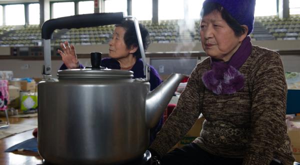 Ältere Frauen in der Notunterkunft in Yonezawa: Zuflucht nach der Atomkatsraophe in Fukushima