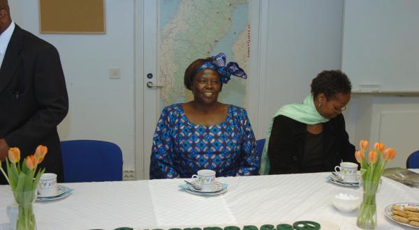Wangari Maathai, Friedensnobelpreisträgerin 2004, besucht das Greenpeace-Büro, um sich mit Greenpeace-Waldaktivist:innen zu treffen.