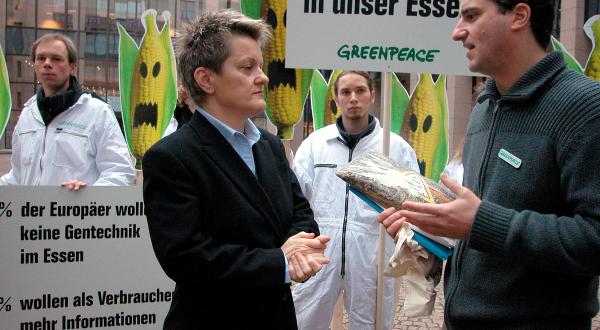 Greenpeace-Experte Henning Strothoff überreicht Landwirtschaftsministerin Renate Künast anlässlich der Sitzung der EU-Landwirtschaftsminister ein Paket mit Gen-Mais und eine Pannenliste, die gentechnische Verunreinigungen weltweit dokumentiert