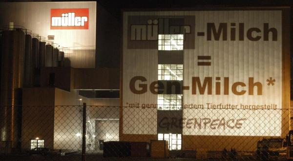 Projektion an der Molkerei "Sachsenmilch" des Milchkonzerns Müller in Leppersdorf/Sachsen: Müllermilch = Gen-Milch.
