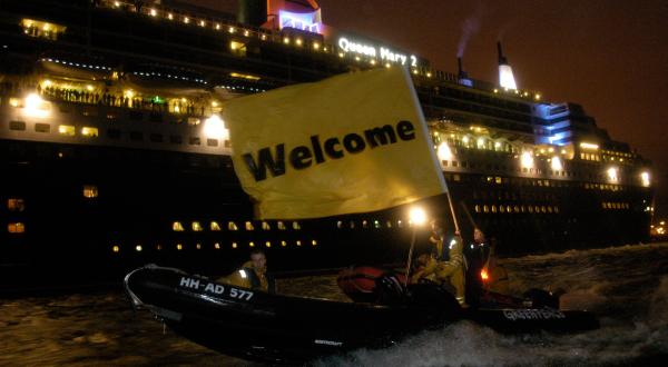 Greenpeace welcomes Queen Mary in Germany