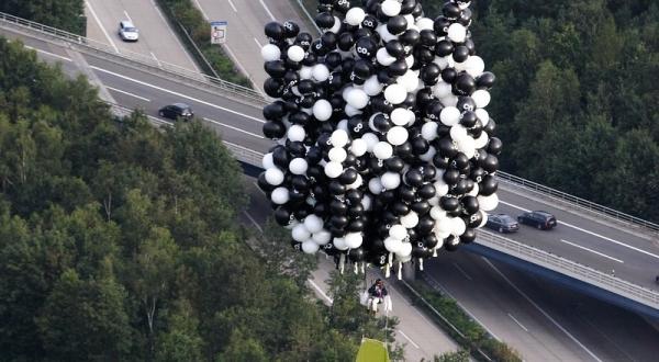 Greenpeace protestiert mit 800 Luftballons - einem Clusterballon - über der Autobahn in Maschen.