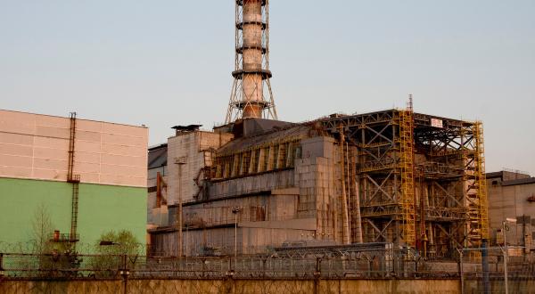 Der erste Sarkophag von Tschernobyl im Jahr 2009