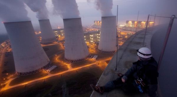 Greenpeace Aktivist:innen klettern auf einen Kühlturm des Braunkohlekraftwerks Jänschwalde bei Cottbus, um mit einem Banner gegen den Einsatz von Kohle zu protestieren.