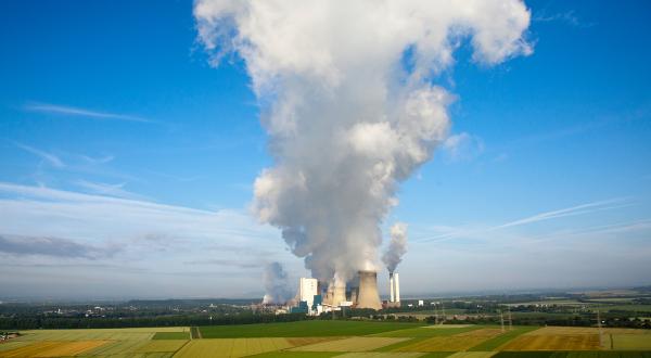 Greenpeace fliegt mit einem Heißluftballon über das Braunkohlekraftwerk Niederaußem bei Köln