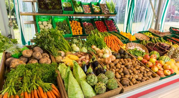 Marktstand in Deutschland mit Vielfalt an Obst und Gemüse