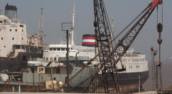 Das dänische Flüchtlingsschiff Kong Frederik IX mit seinem neu bemalten Decknamen Riky an der Abwrackwerft Nr. 24 in Alang. Das giftige Schiff trägt krebserregende Asbestisolierungen. 