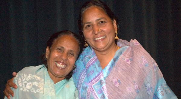 Champa Devie Shukla (links) and Rashida Bee empfangen den Goldman-Preis für Umwelt in Washington