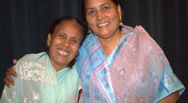 Champa Devie Shukla (links) und Rashida Bee posieren mit ihren Preisen während eines Empfangs zu Ehren der Goldman Environmental Prize-Preisträger:innen 2004 im National Geografic in Washington, DC. 