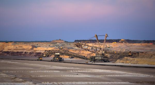 Ein Schaufelradbagger steht in einer Tagebaugrube.