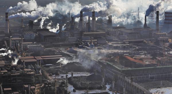 Smog in Stahlstädten in der chinesischen Provinz Hebei
