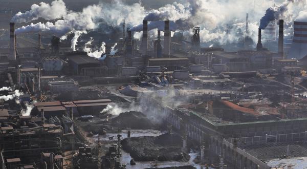 Smog in Stahlstädten in der chinesischen Provinz Hebei