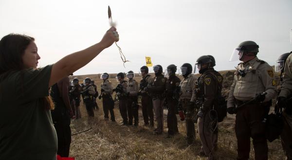 Natives und Aktivist:innen protestieren an der Standing Rock Dakota Access Pipeline in den USA