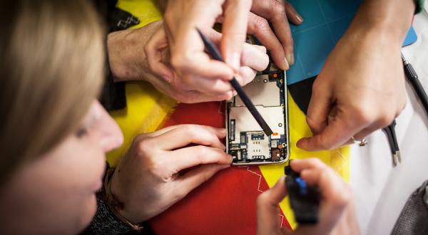 Die Freiwilligengruppe von Greenpeace organisiert in Hamburg eine Smartphone-Reparaturveranstaltung, bei der Besucher:innen ihre Smartphones reparieren können. 