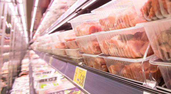 Fleisch im Supermarkt-Kühlregal