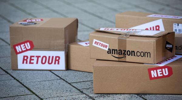 Handing over of Petition against Amazon in Berlin