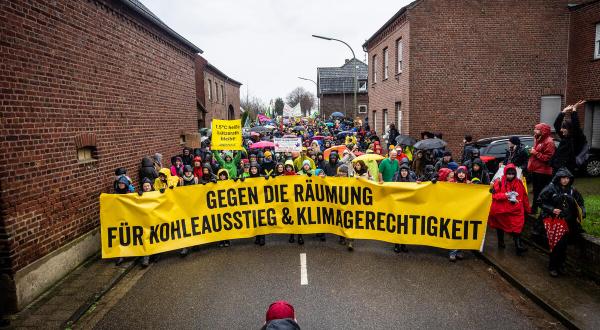 35.000 Menschen demonstrieren gegen die Räumung von Lützerath