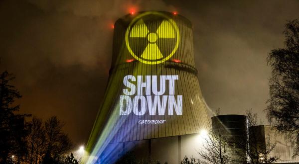 "Shut Down"-Projektion am AKW Emsland