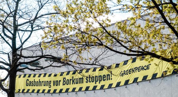 Greenpeace Banner gegen Gasbohrungen vor Borkum am Landtag von Niedersachsen